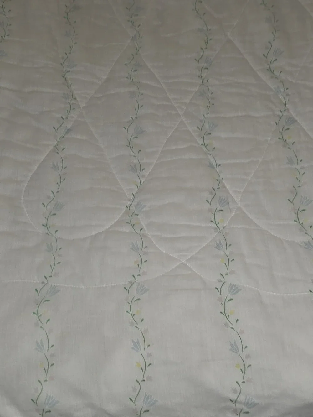 Vintage 1980s 1990s Quilted White Tulip Floral Ruffle Comforter Pillowcase Set